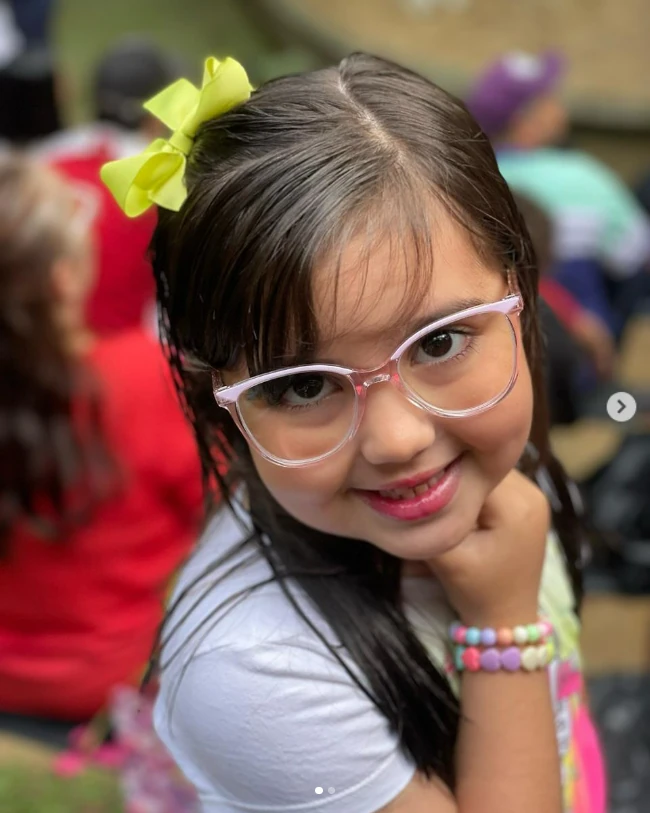 Criança usando armação infantil clara