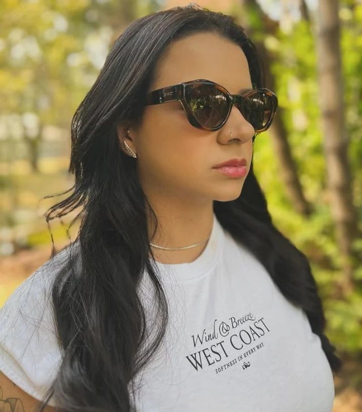 Modelo usando óculos solar preto