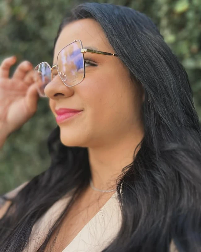 Modelo usando armação transparente