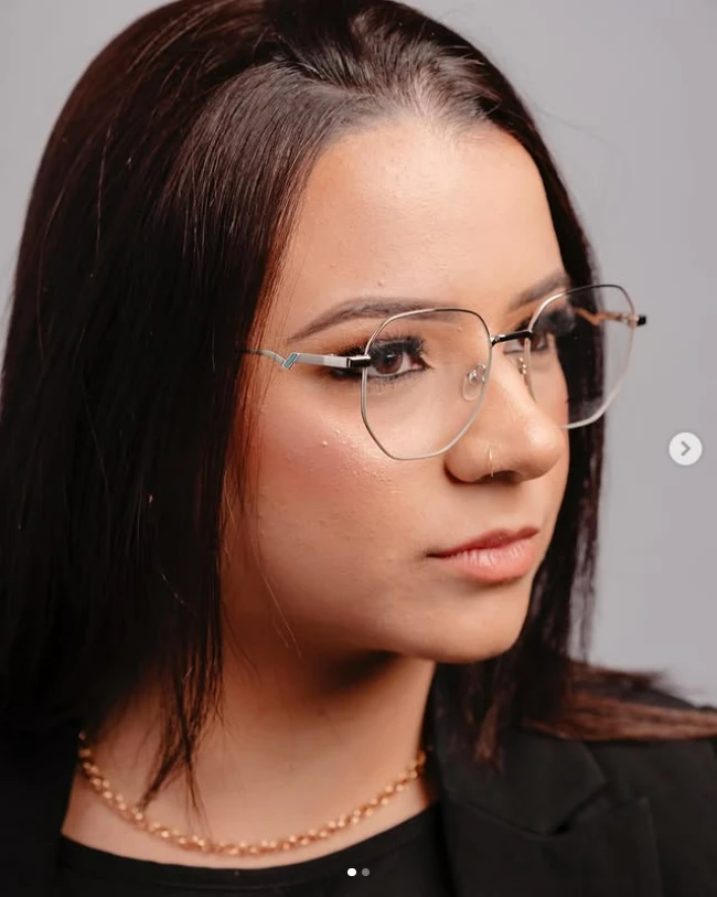 Modelo usando armação de grau transparente
